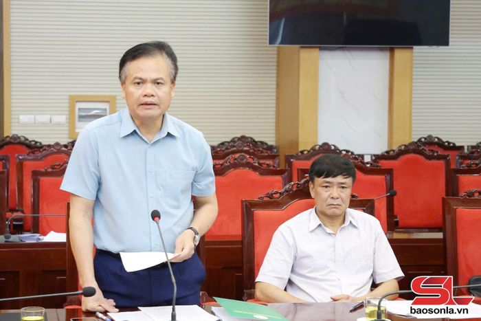 Lãnh đạo Sở Nông nghiệp và Môi trường báo cáo tại cuộc làm việc.