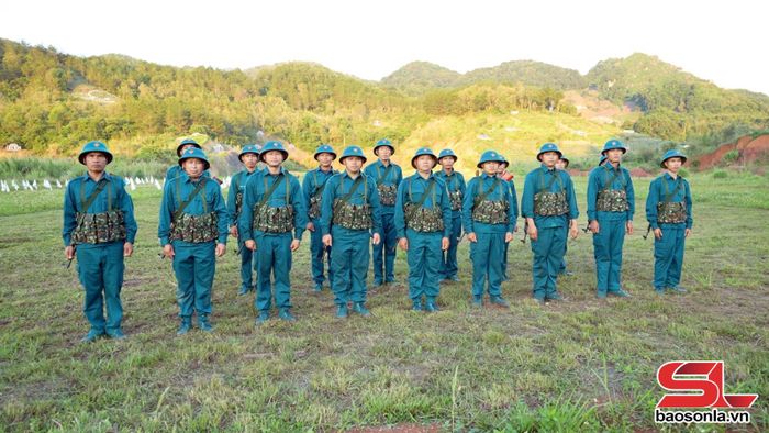 Lực lượng dân quân tự vệ xã Thuận Châu và Chiềng La tham gia diễn tập tại thao trường.