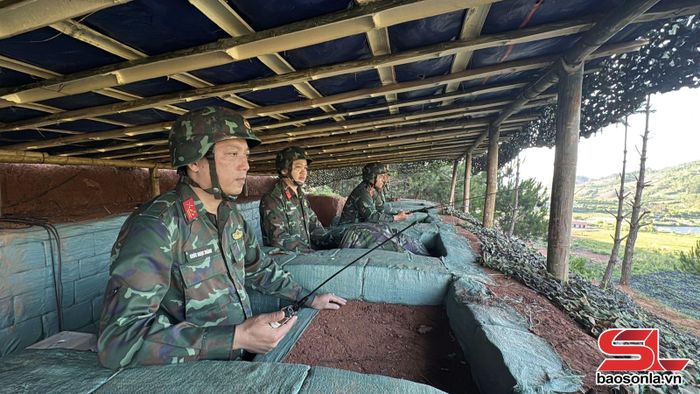 Tổ chức luyện tập chỉ huy bắn tại thao trường thực binh.