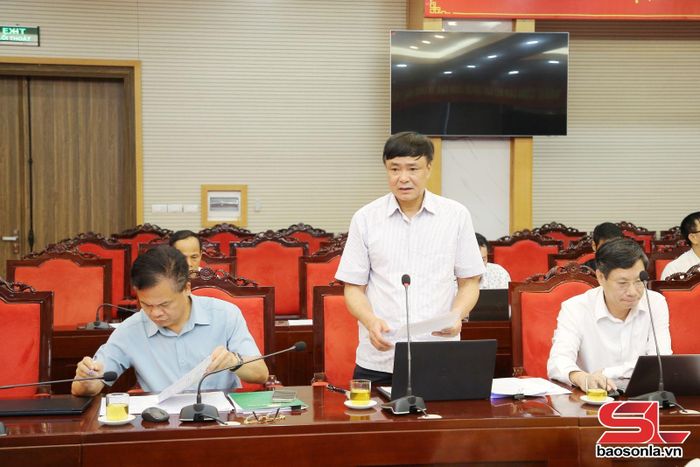 Lãnh đạo sở Xây dựng báo cáo tại cuộc làm việc