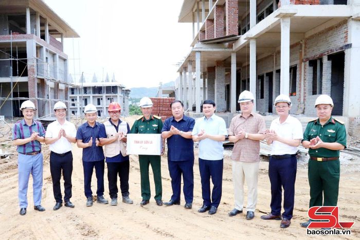 Đồng chí Phó Bí thư Tỉnh ủy, Chủ tịch Ủy ban MTTQ Việt Nam tỉnh tặng quà đơn vị thi công.