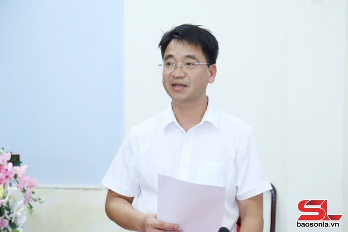 Đồng chí Bí thư Đảng ủy xã Chiềng Khương phát biểu tại cuộc làm việc.