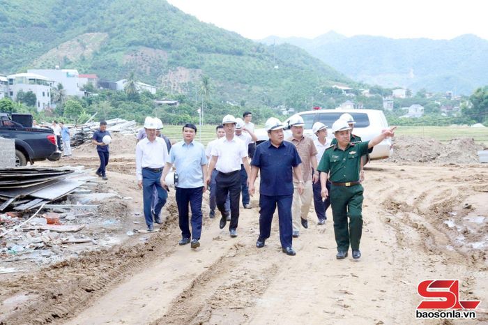 Đoàn công tác kiểm tra tiến độ xây dựng Trường Phổ thông nội trú liên cấp Tiểu học - THCS xã Chiềng Khương.