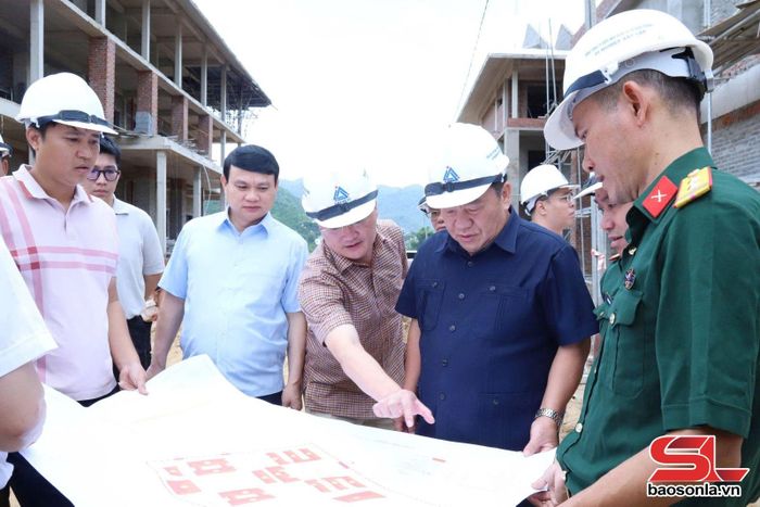 Đồng chí Phó Bí thư Tỉnh ủy, Chủ tịch Ủy ban MTTQ Việt Nam tỉnh xem quy hoạch Trường Phổ thông nội trú liên cấp Tiểu học - THCS xã Chiềng Khương.