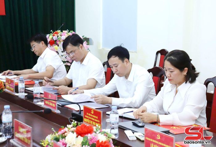 Đảng ủy xã Chiềng Khương dự cuộc làm việc.