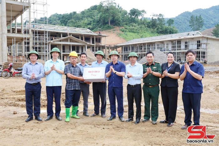 Đoàn công tác tặng quà đơn vị thi công Trường nội trú liên cấp Tiểu học – THCS Mường Lạn.
