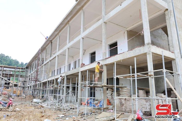 Dãy lớp học của Trường nội trú liên cấp Tiểu học – THCS Mường Lạn đang được hoàn thiện.