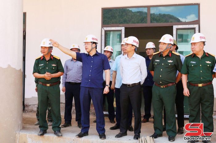 Đoàn công tác kiểm tra tiến độ thi công Trường nội trú liên cấp Tiểu học – THCS Mường Lèo.