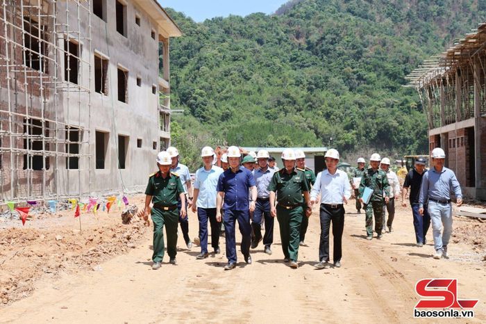 Đoàn công tác kiểm tra tiến độ Dự án đầu tư xây dựng Trường nội trú liên cấp Tiểu học – THCS Mường Lèo.