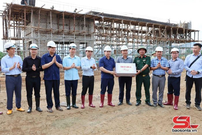 Đoàn công tác tặng quà đơn vị thi công Trường nội trú liên cấp Tiểu học – THCS Sốp Cộp.