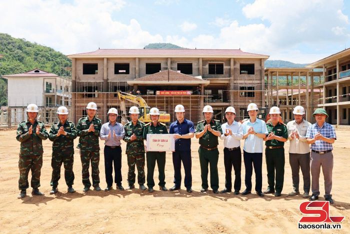 Đoàn công tác tặng quà đơn vị thi công Trường nội trú liên cấp Tiểu học – THCS Mường Lèo.