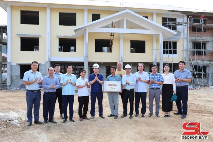 Đoàn công tác tặng quà đơn vị thi công Trường nội trú liên cấp Tiểu học – THCS Chiềng Khoong.