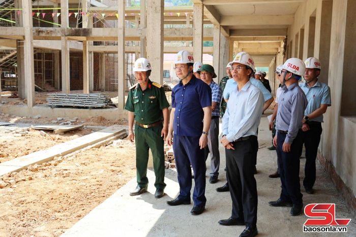 Đoàn công tác kiểm tra tiến độ thi công Trường nội trú liên cấp Tiểu học – THCS Mường Lèo.