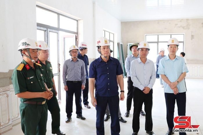 Đoàn công tác kiểm tra tiến độ thi công Trường nội trú liên cấp Tiểu học – THCS Mường Lèo.