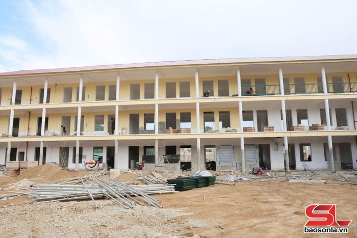 Các nhà lớp học Trường nội trú liên cấp Tiểu học – THCS Chiềng Khoong đang được hoàn thiện.