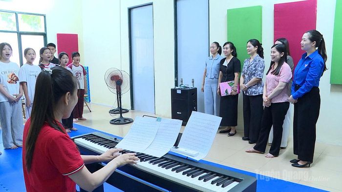 Đồng chí Phó Chủ tịch UBND tỉnh Vương Ngọc Hà khảo sát các lớp năng khiếu tại Trung tâm Văn hóa - Thể thao Thanh thiếu nhi tỉnh.