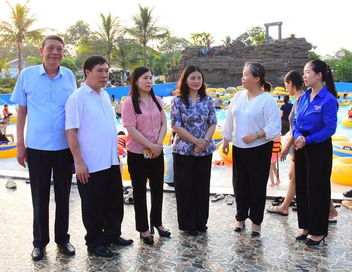 Các đồng chí: Vương Ngọc Hà, Ủy viên Ban Thường vụ Tỉnh ủy, Phó Chủ tịch UBND tỉnh; Lê Thị Thanh Trà, Ủy viên Ban Chấp hành Đảng bộ tỉnh, Phó Chủ tịch HĐND tỉnh và lãnh đạo các sở, ngành khảo sát tại Bách Thảo Ngân Tuyên Quang.