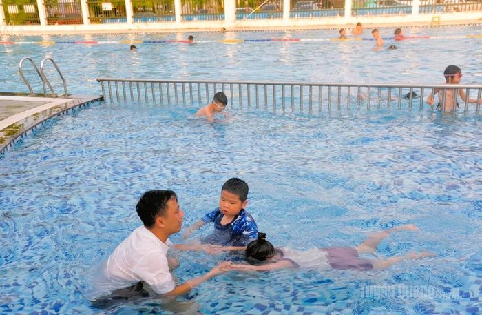 Trẻ em học kỹ năng bơi tại Trung tâm Văn hóa - Thể thao Thanh thiếu nhi tỉnh.