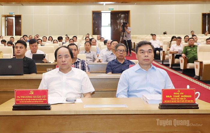 Đồng chí Ma Thế Hồng, Phó Bí thư Tỉnh ủy, Chủ tịch Ủy ban MTTQ tỉnh và lãnh đạo Viện An ninh phi truyền thống dự lớp bồi dưỡng.