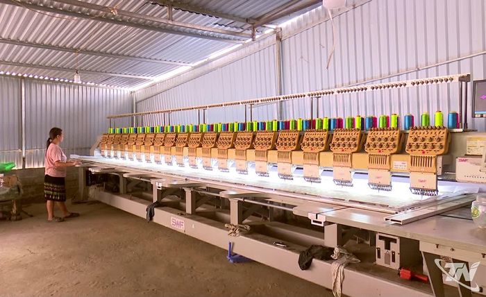 Máy thêu công nghiệp trong sản xuất trang phục dân tộc.