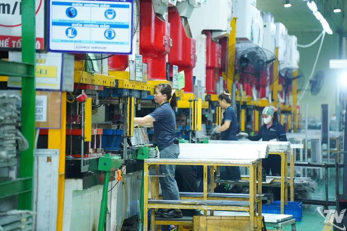 Sản xuất sản phẩm nhôm tại Công ty CP Hyundai Aluminum Vina, Khu công nghiệp Điềm Thụy.