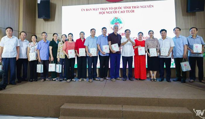 Hội Người cao tuổi tỉnh Thái Nguyên tặng quà tri ân các đồng chí thôi tham gia Ban Chấp hành nhiệm kỳ 2024-2029.
