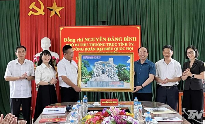Đồng chí Nguyễn Đăng Bình tặng quà lưu niệm cho Đảng bộ xã Lam Vỹ.