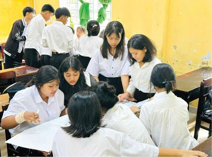 Học sinh lớp 12 ôn tập trước kỳ thi tốt nghiệp THPT 2026