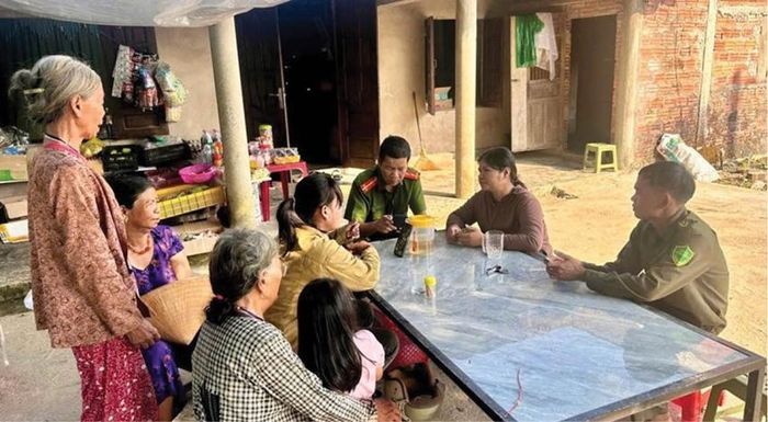  Công an xã Khe Tre hỗ trợ người dân tích hợp tài khoản an sinh xã hội trên VNeID