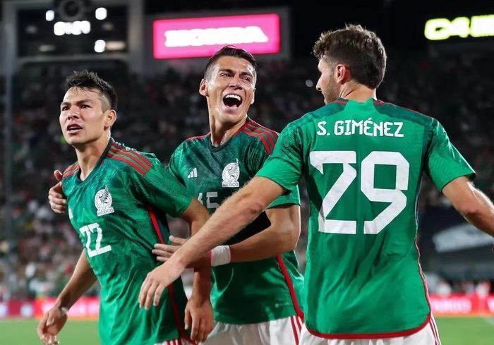 Gimenez và Jimenez - cặp song trùng trên hàng công của Mexico. Ảnh: Tienphong