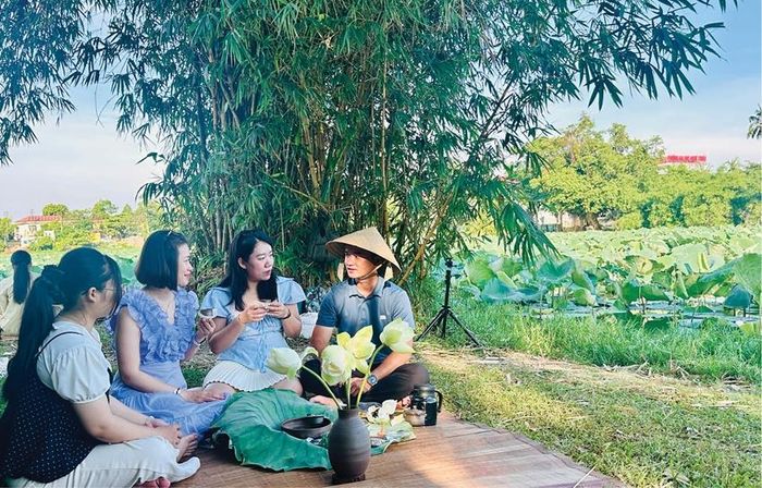 Du khách đến Huế thưởng trà sen hồ Tịnh Tâm và nghe câu chuyện trà sen tiến vua. Ảnh: Ngọc Hòa