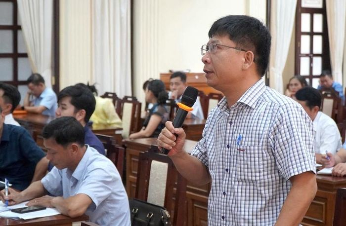 Phóng viên Báo Sài Gòn Giải phóng nêu câu hỏi tại buổi họp báo