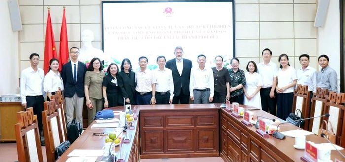 Lãnh đạo Bộ Y tế, UBND thành phố cùng các sở, ngành và Tổ chức Care for Children chụp ảnh lưu niệm