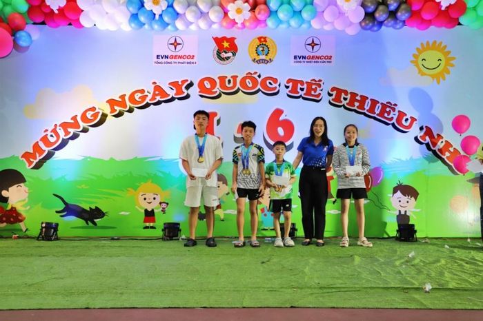 Trao giải cho các em đạt thành tích cao tại Hội thao thiếu nhi EVNGENCO2 năm 2026.