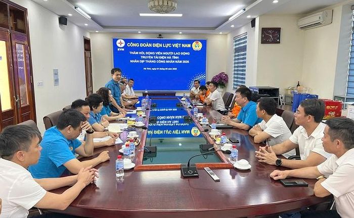 Ông Nguyễn Huy Thắng - Quyền Chủ tịch Công đoàn EVNNPT phát biểu ghi nhận và biểu dương những nỗ lực của tập thể cán bộ, công nhân viên, người lao động Truyền tải điện Hà Tĩnh trong thời gian qua