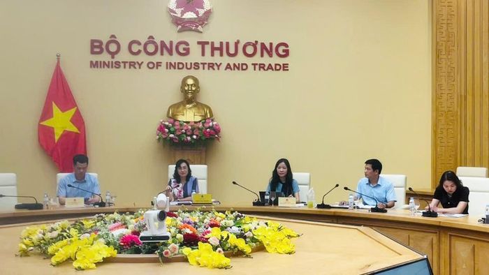 Thứ trưởng Phan Thị Thắng đề nghị tiếp tục duy trì trao đổi với tỉnh Savannakhet và các cơ quan liên quan của Lào nhằm thúc đẩy việc xác định đầu mối chính thức của phía bạn, tạo điều kiện thuận lợi cho quá trình chuẩn bị đàm phán trong thời gian tới (Ảnh: Vụ Phát triển thị trường nước ngoài)