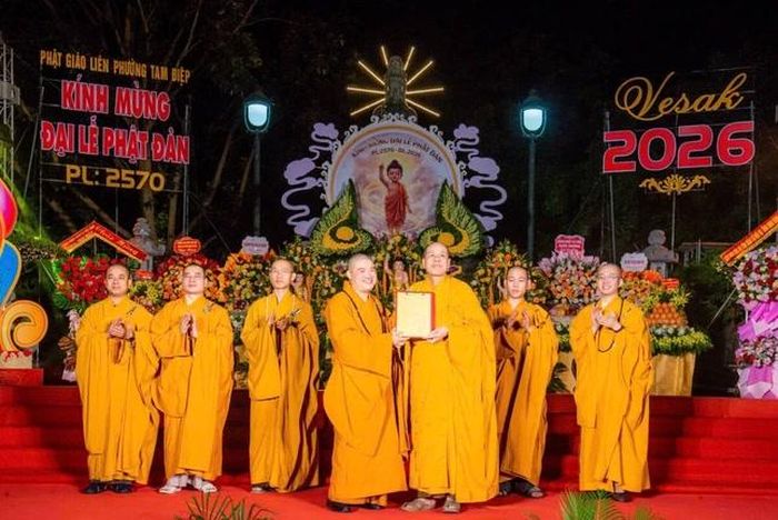 Thượng tọa Thích Thanh Phú - Trưởng ban cùng các thành viên Ban Đại diện Phật giáo liên phường Tam Điệp đón nhận quyết định chuẩn y nhân sự từ Thượng tọa Thích Trí Như - Phó Trưởng ban Trị sự GHPGVN tỉnh Ninh Bình, tại chùa Quang Sơn