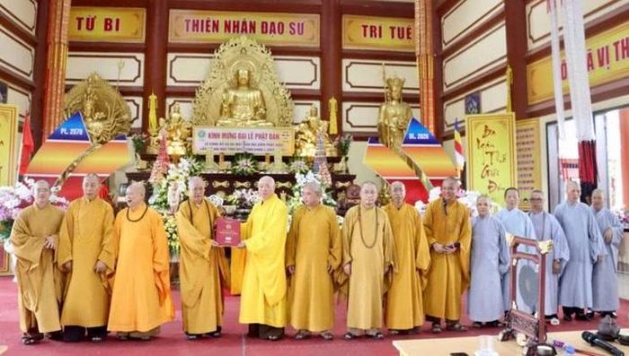 Hòa thượng Thích Tâm Thiệu - Chứng minh Ban Trị sự GHPGVN tỉnh Ninh Bình trao quyết định chuẩn y nhân sự Ban Đại diện Phật giáo liên xã Hải Hậu, nhiệm kỳ 2026-2031, tại chùa Phúc Sơn