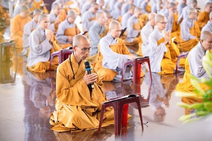 Thượng tọa Thích Phước Lượng hướng dẫn đại chúng thời khóa tụng kinh tại chánh điện