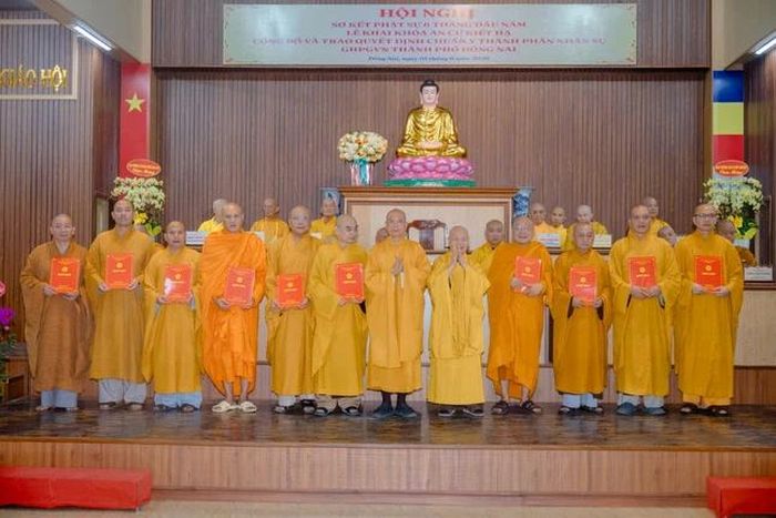 Trưởng lão Hòa thượng Thích Thiện Nhơn, Thượng tọa Thích Huệ Khai trao quyết định nhân sự đến chư tôn đức Phó ban Trị sự và Ban Thư ký 