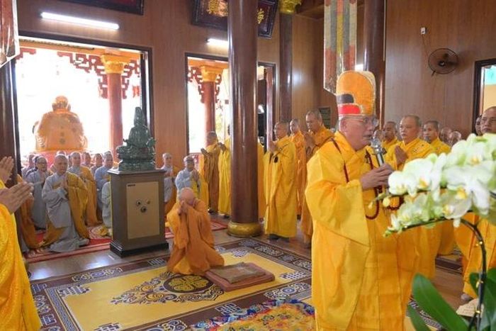Chư tôn đức thực hiện khóa lễ theo truyền thống