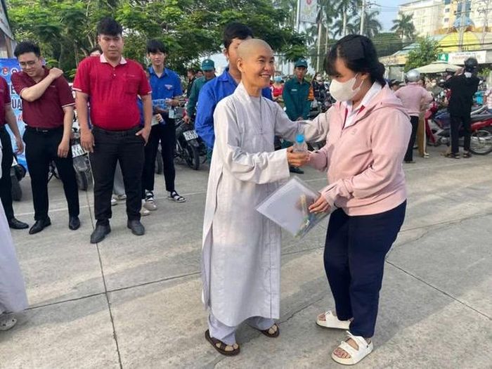 Sư cô Thích nữ Trung Hiếu trao nước uống cho thí sinh