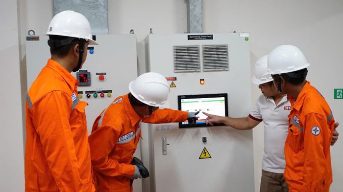 Nhân viên EVNSPC làm việc với doanh nghiệp tư vấn các giải pháp sử dụng điện tếtkiệm, hiệu quả.