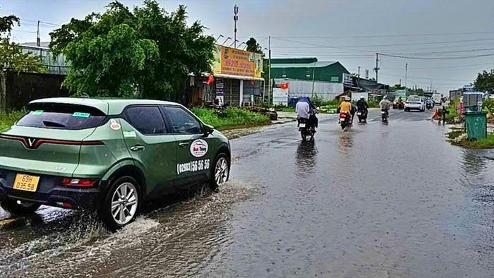 Theo ghi nhận, khoảng 5h ngày 2/6, thời tiết trên địa bàn tỉnh Cà Mau diễn biến xấu với lượng mưa lớn trút xuống trên diện rộng. Trên tuyến Quốc lộ 1, đoạn qua địa phận ấp Sở Tại, xã Lương Thế Trân, tỉnh Cà Mau ghi nhận tình trạng ngập úng nghiêm trọng.