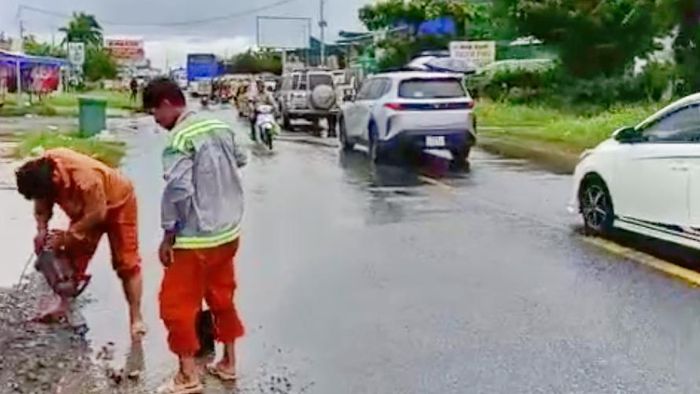 Ông Lý Thành Thái, chuyên viên Văn phòng Quản lý đường bộ IV.4 cho biết, nhằm kịp thời giải tỏa ách tắc và đảm bảo giao thông thông suốt, đơn vị đã chỉ đạo lực lượng bảo trì kịp thời phối hợp với địa phương mở thêm các đường thoát nước tạm thời để hạ nhanh mực nước ngập.