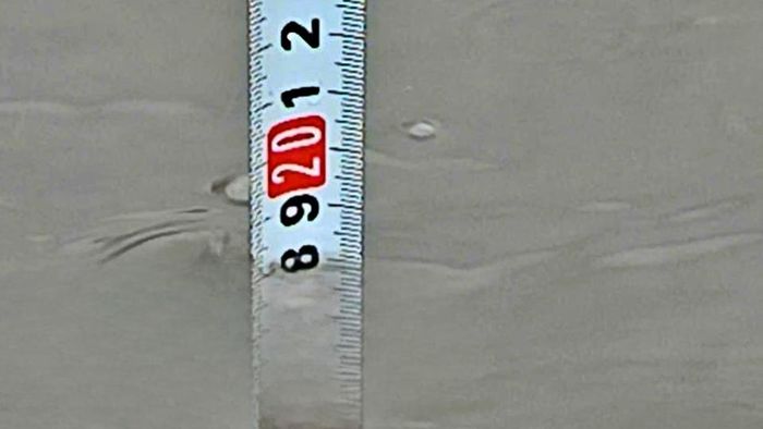 Nhiều vị trí mực nước dâng cao từ 15 – 30cm, nhấn chìm mặt đường, khiến các phương tiện di chuyển khá khó khăn.