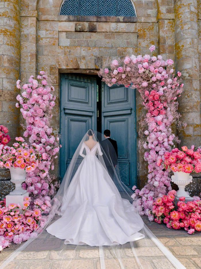 Theo Sinchew, khung cảnh lâu đài nơi uyên ương làm lễ cưới, được phủ kín bởi những bông hoa tulip màu hồng, tạo nên vẻ đẹp tinh tế, lãng mạn như bức tranh trong truyện cổ tích.
