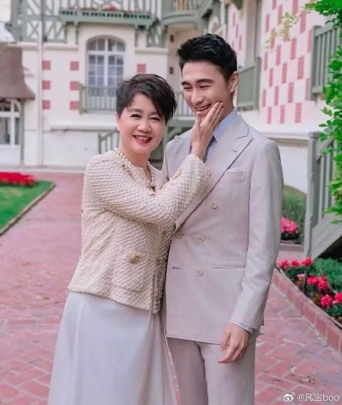 Anh là người có học vấn cao. Du Quân từng hai năm liền thắng giải tại cuộc thi Olympic Toán học. Tròn 18 tuổi, anh trúng tuyển Đại học Oxford và Viện công nghệ Massachusetts (MIT) ở Mỹ. Hà Du Quân chọn trường MIT. Anh tốt nghiệp thạc sĩ năm 2016.