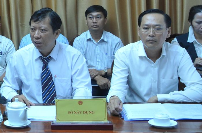 Ông Trần Khánh Trình, Phó Giám đốc Sở Xây dựng TP Cần Thơ (bìa trái) báo cáo tiến độ quá trình triển khai dự án.