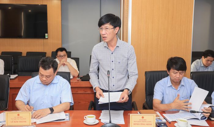 Ông Đinh Công Minh, Giám đốc Ban QLDA Thăng Long báo cáo tại cuộc họp - Ảnh: Tạ Hải.